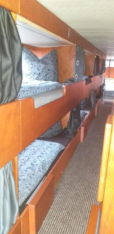 Palanda nebo palandy na pokoji v ubytování Röhrencamp Schöten/Apolda