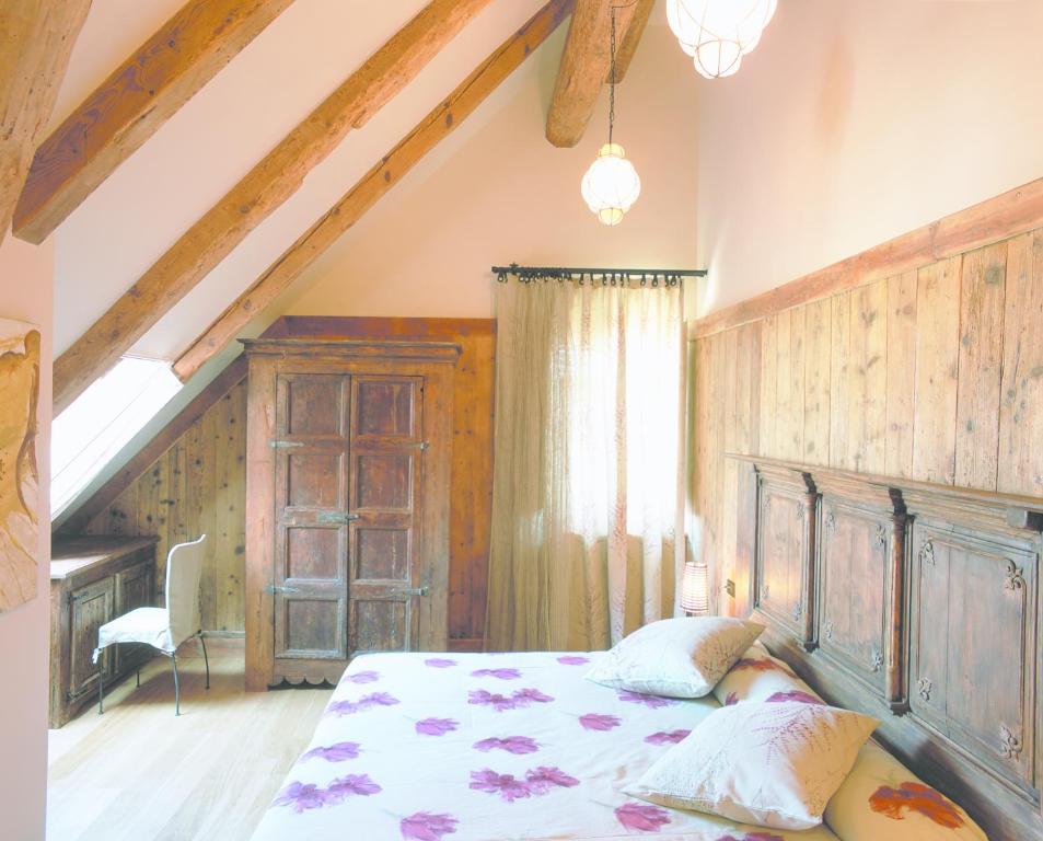 A bed or beds in a room at Hotel Sant Roc