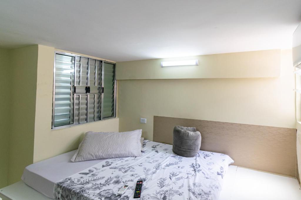 Una cama o camas en una habitación de Pousada com Flat e Suites Expo São Paulo, Aeroporto Congonhas, Zoologico