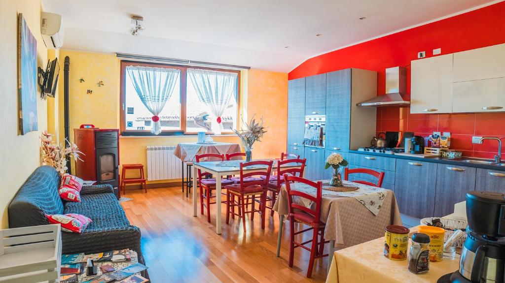オルヴィエートにあるBed and Breakfast Torre Polidoriのキッチン、ダイニングルーム(テーブル、椅子付)
