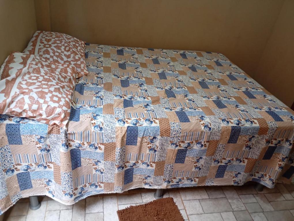 łóżko z kołdrą na górze w obiekcie HOSPEDARIA ITAPUÃ w mieście Santarém