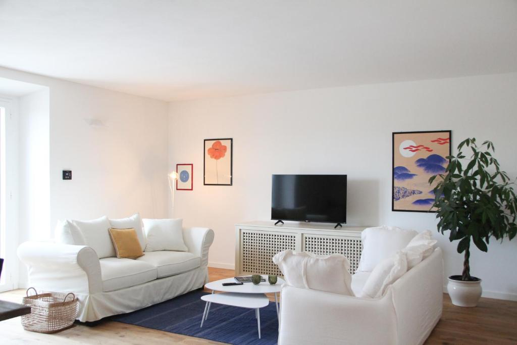 TV a/nebo společenská místnost v ubytování Waterfront balcony I Grani 2 Resort Style Suite