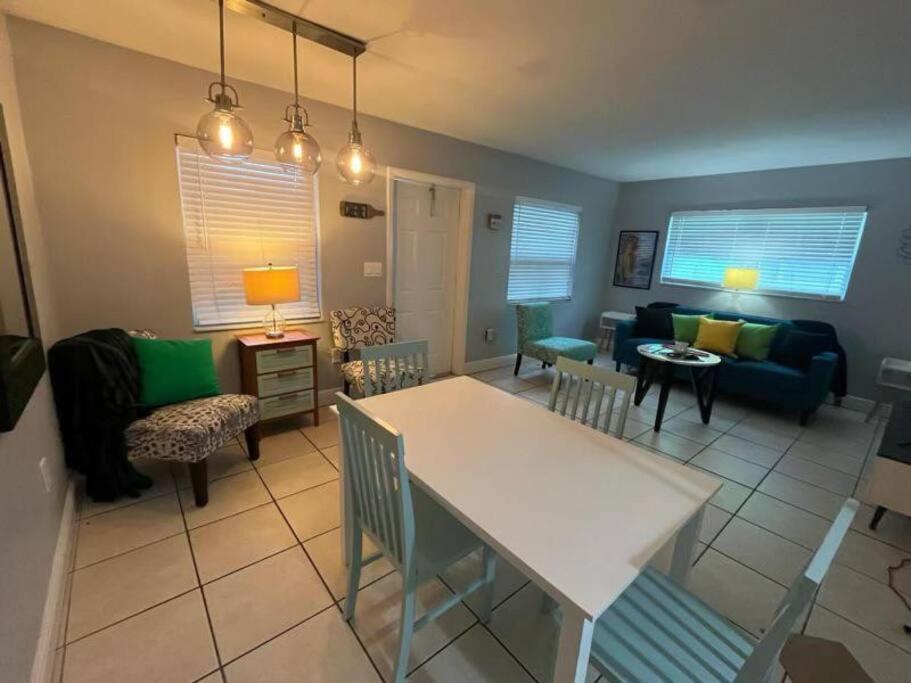 uma sala de estar com uma mesa e um sofá em 5 Mins from Clearwater Beach with Free Wi-Fi & TV em Clearwater