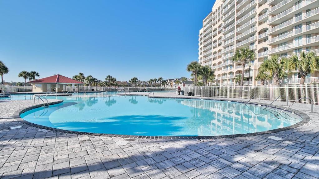 uma grande piscina em frente a um grande edifício em 401 North Tower em Myrtle Beach