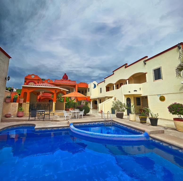 una gran piscina frente a una casa en Hotel Oasis, en Ciudad Constitución