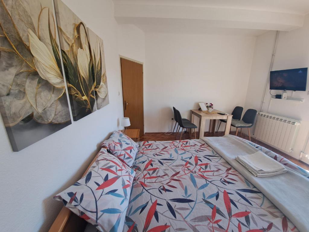 1 dormitorio con 1 cama y una pintura en la pared en UKROPINA APARTMENTS, en Trebinje