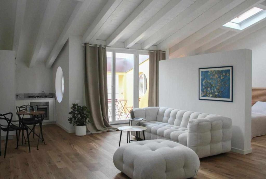 Posezení v ubytování Waterfront balcony I Grani 4 Resort Style Suite