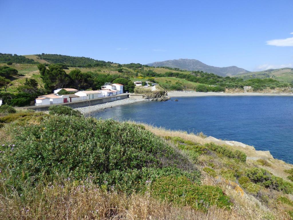 Vue sur une étendue d'eau avec des montagnes en arrière-plan dans l'établissement maison Paulilles, à Port-Vendres