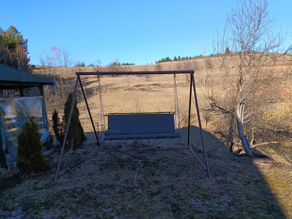 a swing in the middle of a yard at Odmor u Komaranima in Nova Varoš