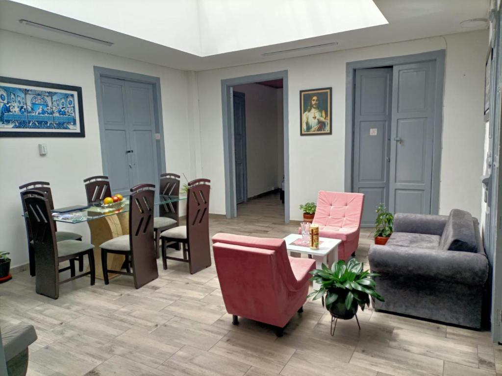 uma sala de estar com cadeiras e uma mesa em ANGIE`s HOUSE em Manizales
