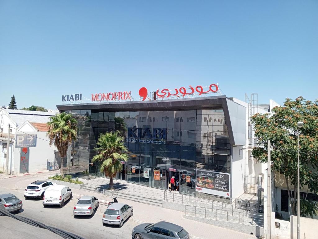 باردو الحناية في تونس: مبنى فيه سيارات متوقفة في موقف للسيارات