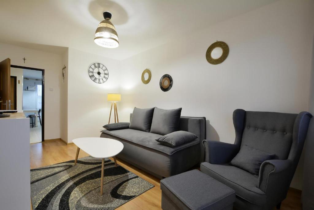 uma sala de estar com um sofá e uma mesa em Apartament Dzień Dobry 3 em Wałbrzych