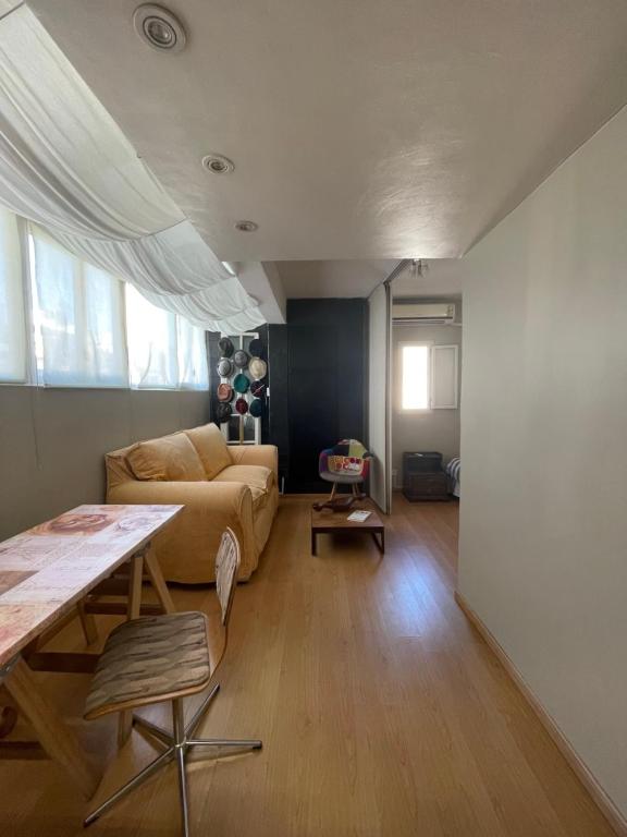 ein Wohnzimmer mit Sofa und Tisch in der Unterkunft Departamento Facultades in Buenos Aires