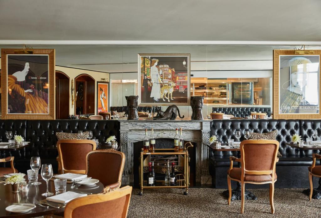 セント・ピーター・ポートにあるDuke Of Richmond Hotelのダイニングルーム(暖炉、テーブル、椅子付)