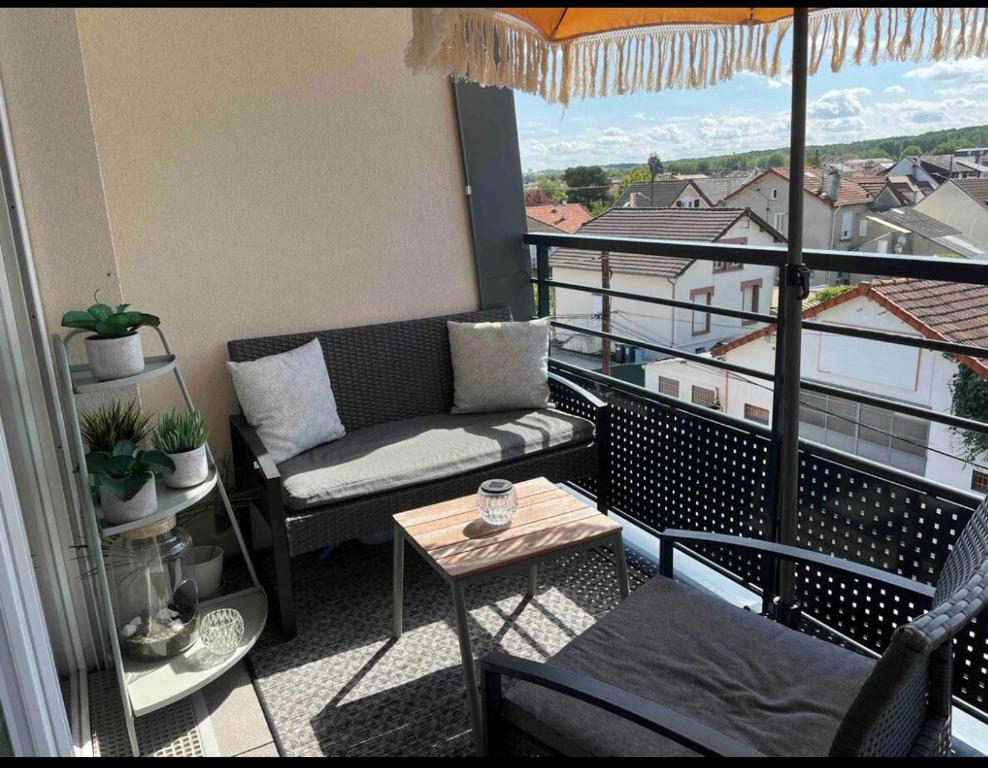 salon z kanapą na balkonie w obiekcie Appartement 4 personnes idéal JO 2024 w mieście Tremblay-en-France