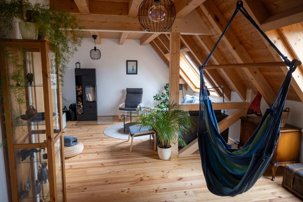 a room with a hammock in a loft at FeWo Dattingen am Dorfrand mit Parkplatz, Wlan und Kamin 