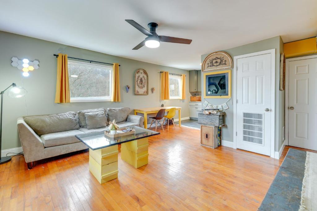 un soggiorno con divano e tavolo di Quaint Kingsport Apartment Near Greenbelt Trail! a Kingsport