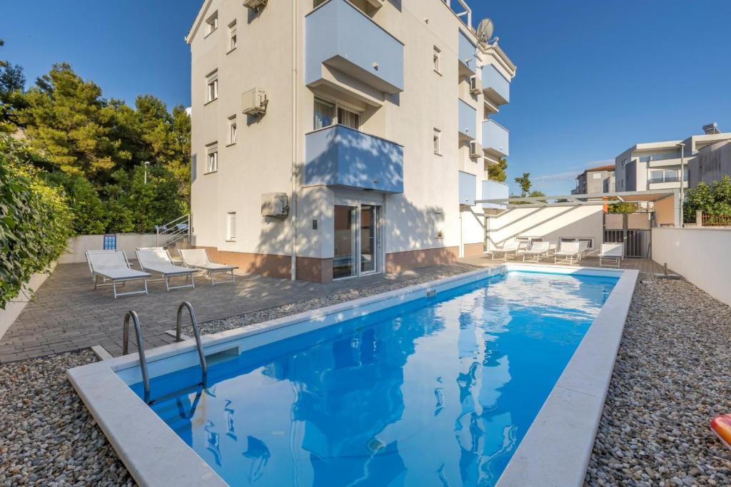 Bazén v ubytování Apartments Podstrana with shared Pool nebo v jeho okolí