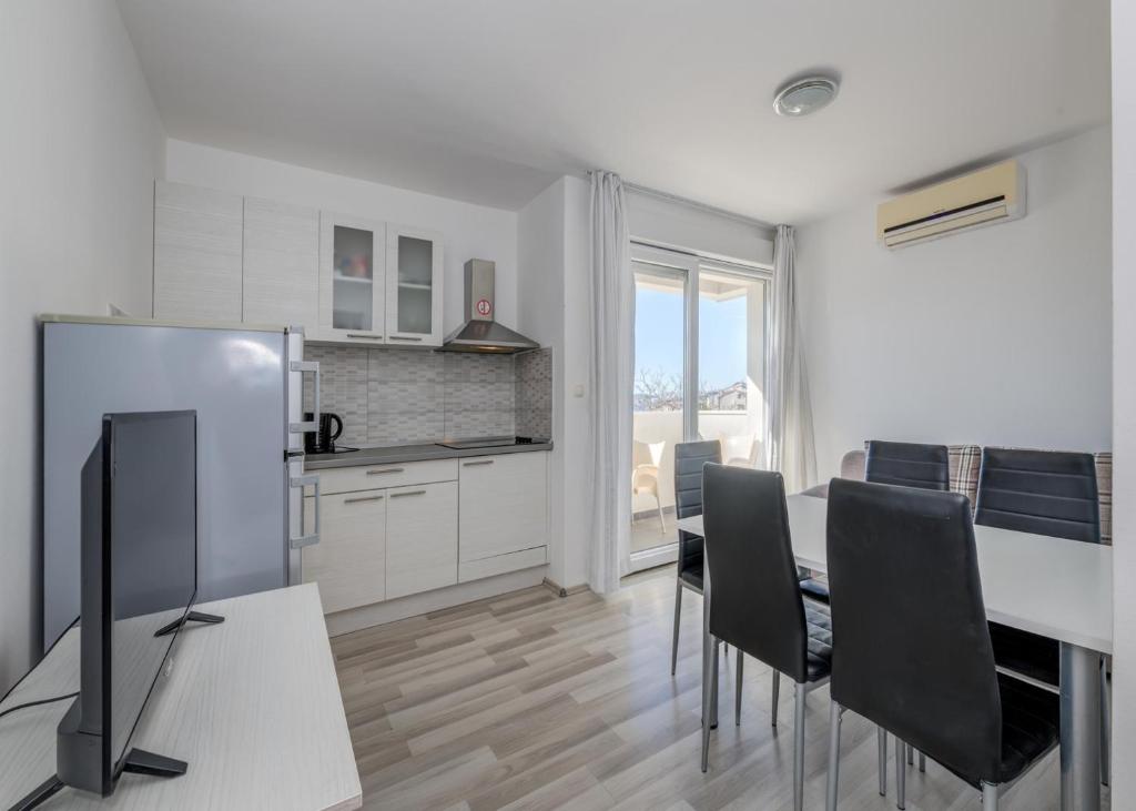 Kuchyň nebo kuchyňský kout v ubytování Apartments Podstrana with shared Pool