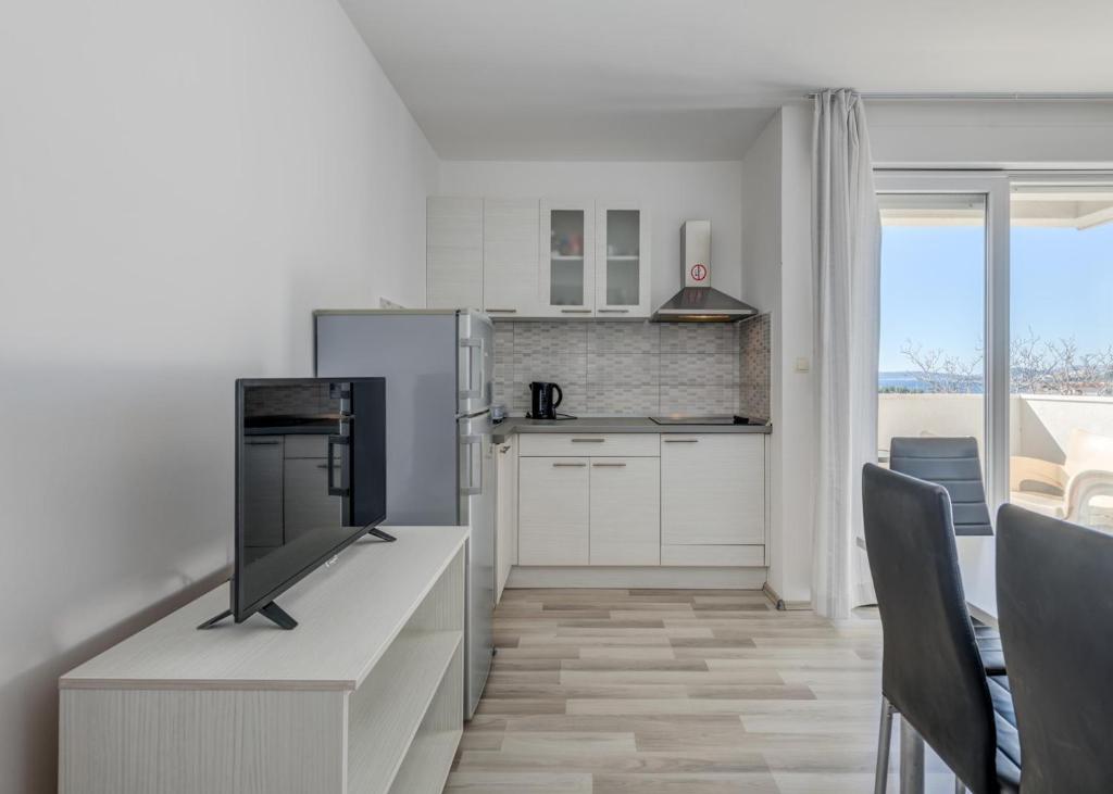 Kuchyň nebo kuchyňský kout v ubytování Apartments Podstrana with shared Pool