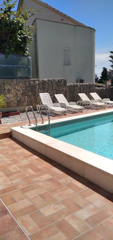 Bazén v ubytovaní VILLA NIKO with private swimming pool alebo v jeho blízkosti