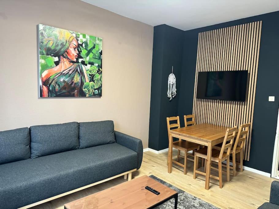 ein Wohnzimmer mit einem Sofa und einem Tisch in der Unterkunft Choice Berlin - Wohnung für bis zu 12 Personen in Berlin