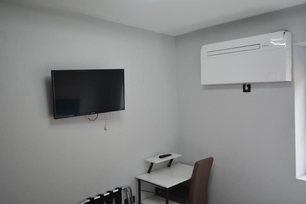 TV a/nebo společenská místnost v ubytování Stadthotel Das Villach