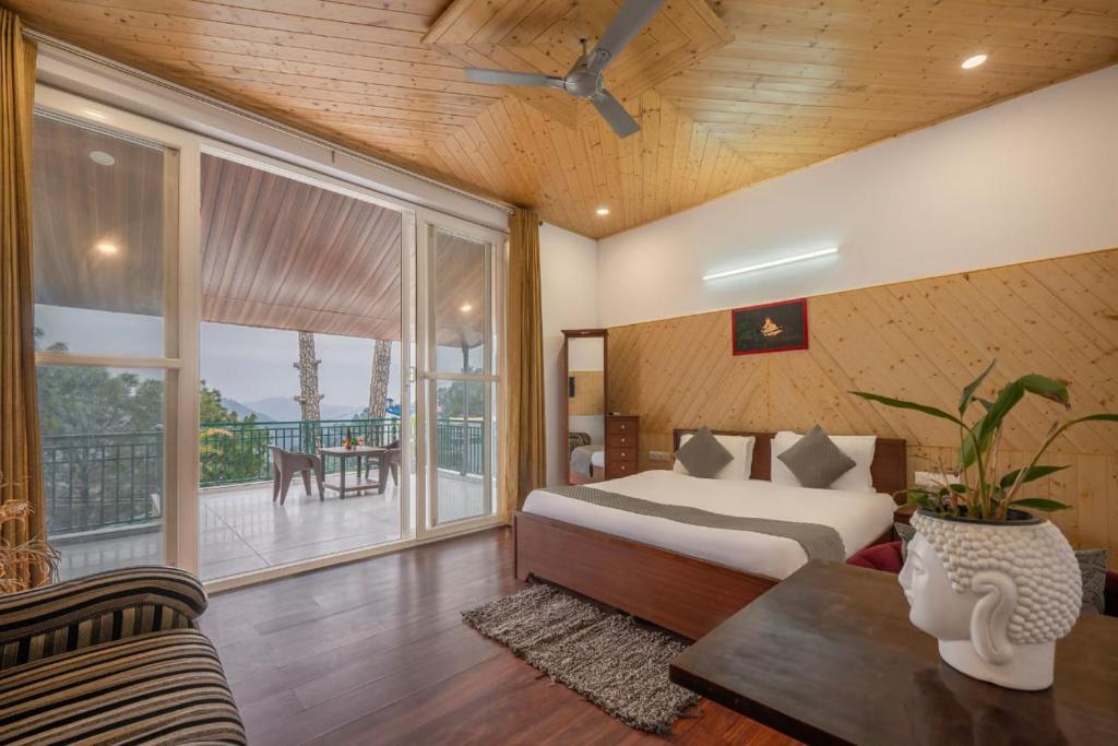 Un dormitorio con una cama y un balcón. en Host Jatin Kasauli Height 7oI827o7o3, en Kasauli