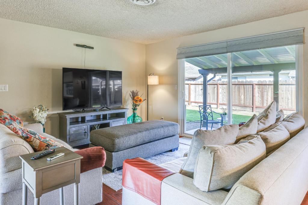 sala de estar con sofá y TV en Oakdale Retreat with Grill Near Stanislaus River, en Oakdale