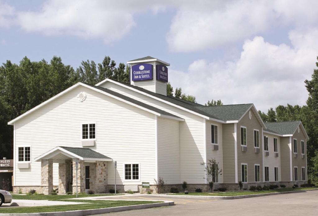 Une église avec un panneau en haut dans l'établissement Cobblestone Inn & Suites - Brillion, à Brillion