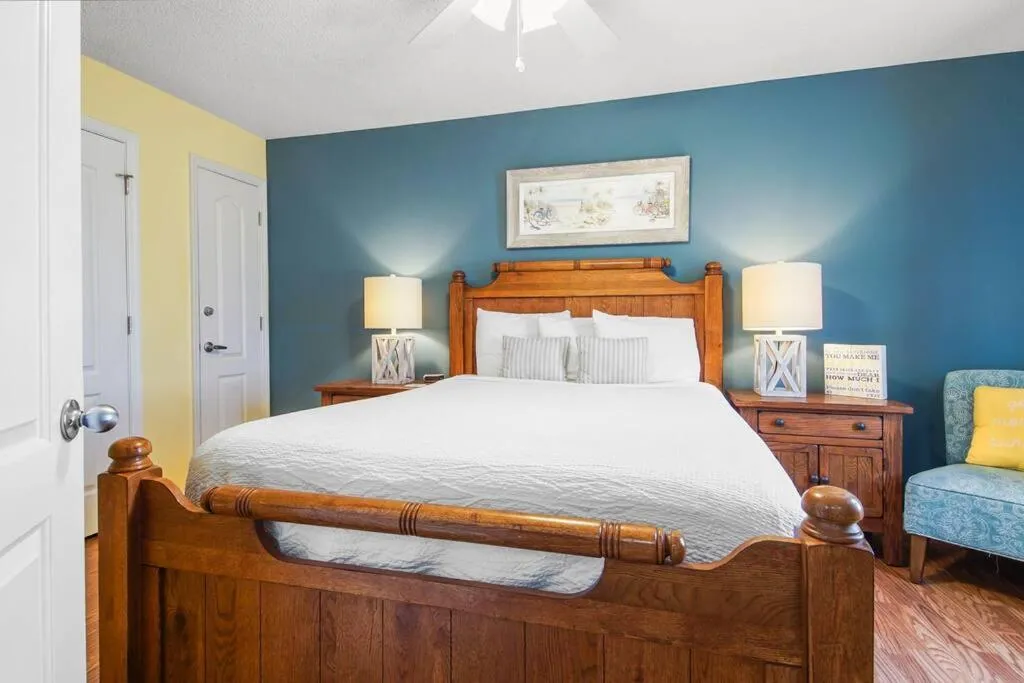Lazy Palm 4 Pools Short Walk To Beach! Sleeps 5!