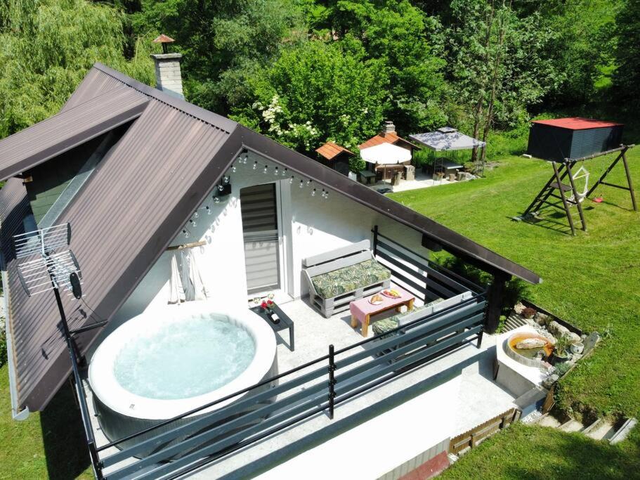 einen Blick über eine große Badewanne im Hinterhof in der Unterkunft Holiday Home Paradiso Verde in Luka
