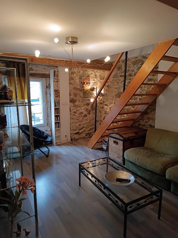 un salon avec un canapé et une table dans l'établissement Charmante maison village QUERIGUT, à Quérigut