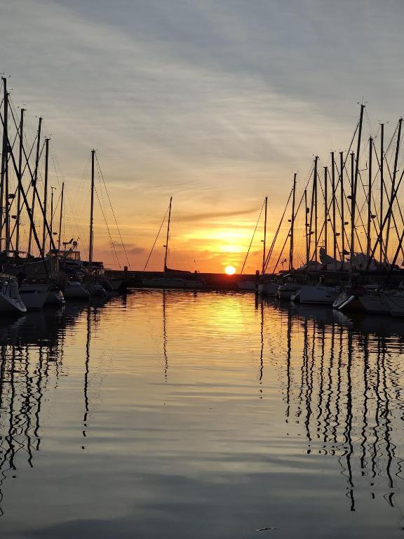 um grupo de barcos estacionados numa marina ao pôr-do-sol em Abombordo em Lisboa