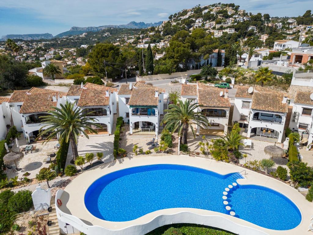 een luchtzicht op een villa met een zwembad bij Casa Nico- by Aldertons in Teulada