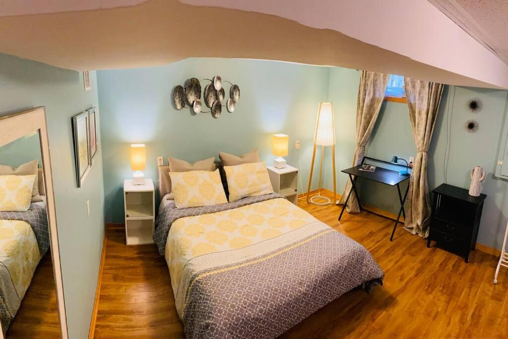 Schlafzimmer mit einem Bett, einem Tisch und einem Spiegel in der Unterkunft Escarpment Dwelling! in Hamilton