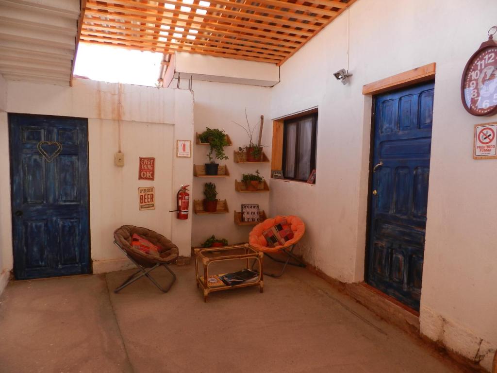 Uma área de estar em Hostal Siete Colores