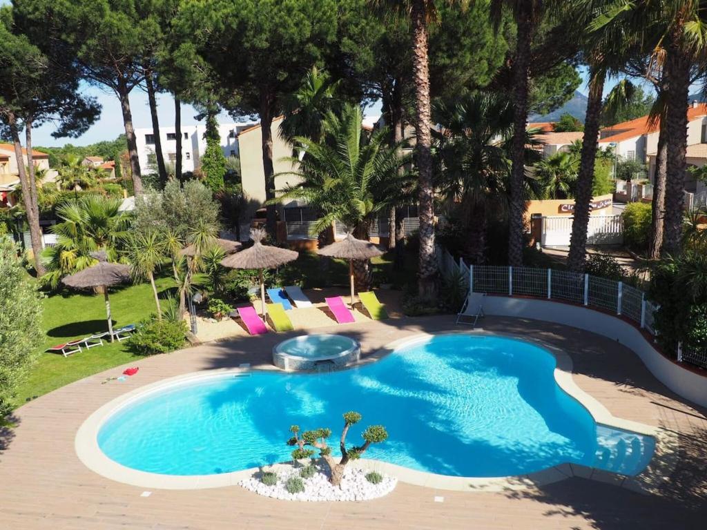 アルジェレス・シュル・メールにあるAppartement de 2 chambres avec piscine partagee terrasse et wifi a Argeles sur Mer a 3 km de la plageのリゾート内のスイミングプールのイメージ