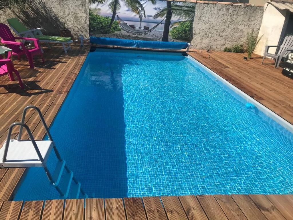 Maison d'une chambre avec piscine partagee et wifi a Le Muy tesisinde veya buraya yakın yüzme havuzu