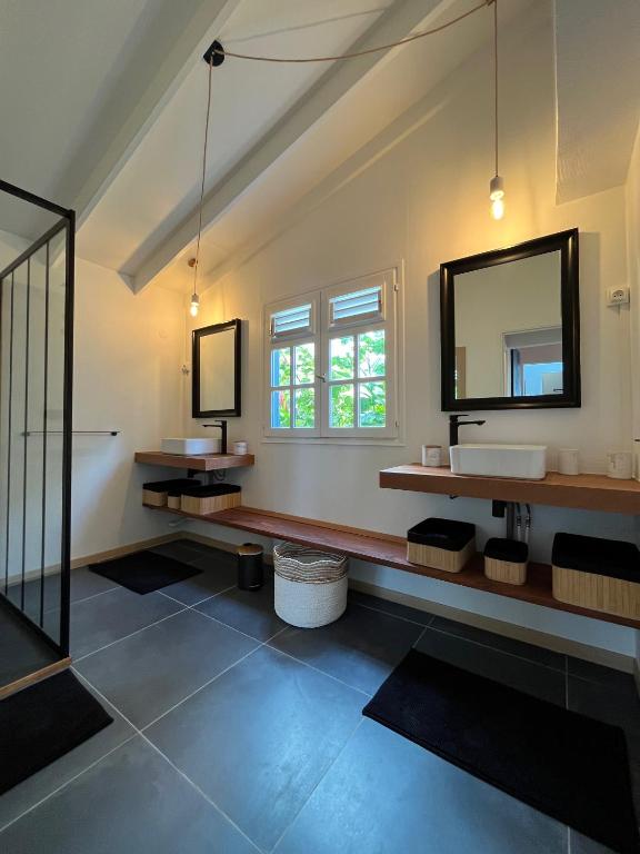 Ein Badezimmer in der Unterkunft La Villa d&#39;à Côté