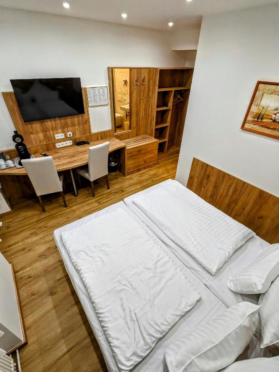 TV a/nebo společenská místnost v ubytování Hotel am Rathaus