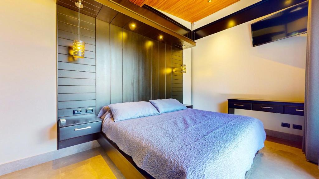 1 dormitorio con 1 cama en una habitación en ODYSSEY Boutique Hotel en San Luis