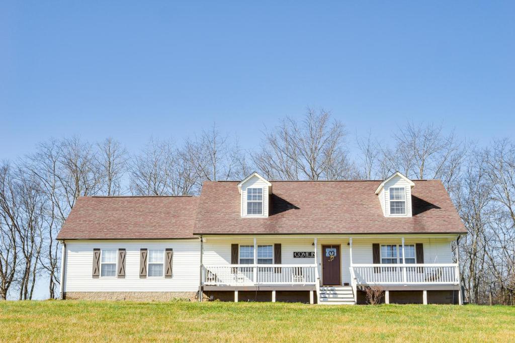 een wit huis met een bruin dak bij Charming Country Home with Deck - 20 Mi to Franklin in Columbia