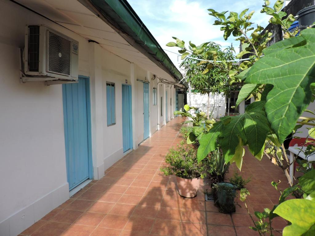 un couloir vide d'un bâtiment avec des plantes dans l'établissement HOTEL COLONIAL, à Barrancabermeja