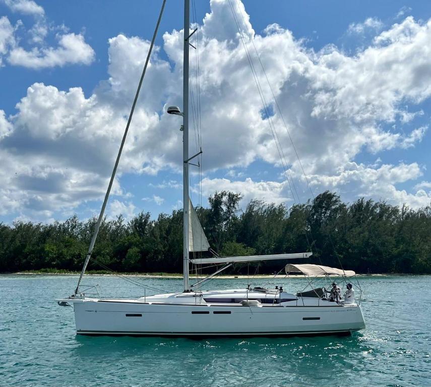 un velero blanco en el agua en un lago en Durma a bordo de um veleiro moderno em Oeiras en Oeiras