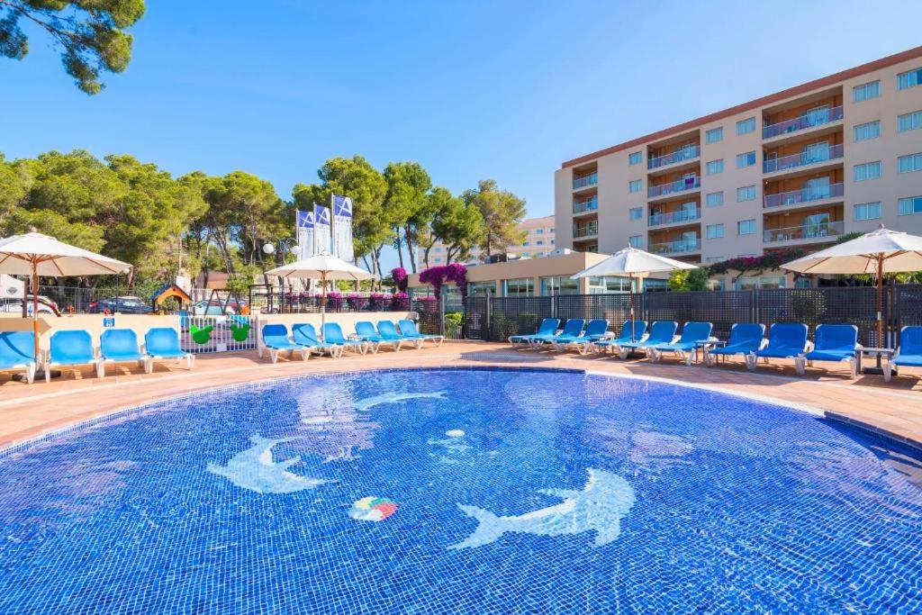 una gran piscina con un tiburón pintado en ella en Hotel Atlantic by Hoteles Centric en Es Cana