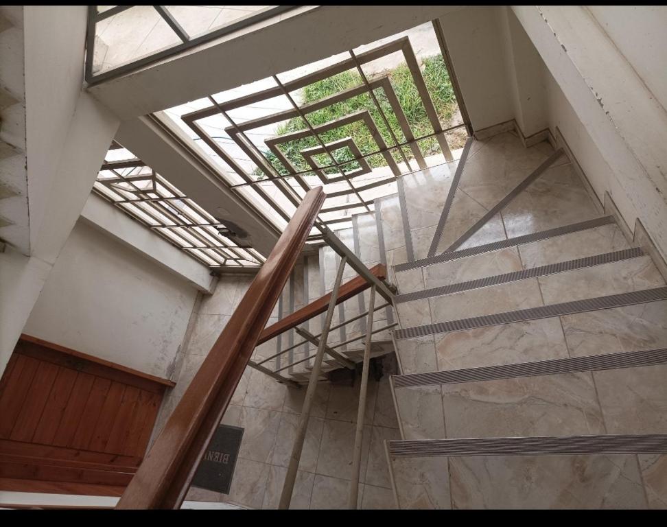 a spiral staircase in a building with a window at Familiar 3 personas in Ica