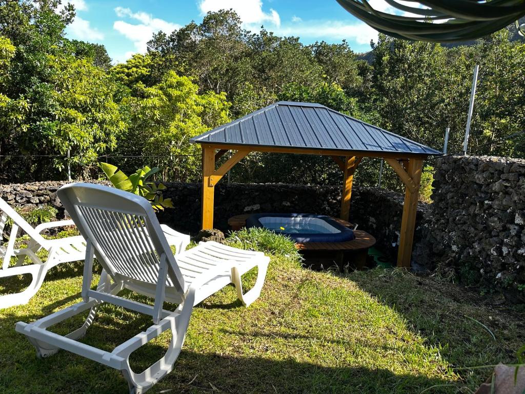 dos sillas y un cenador en un patio en Portugal House en Praia do Norte