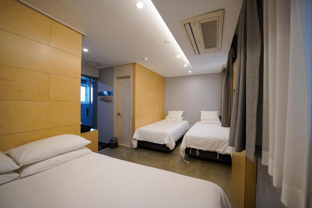 2 Betten in einem Zimmer mit 2 Betten sidx sidx sidx sidx in der Unterkunft Hotel DADA Insadong in Seoul