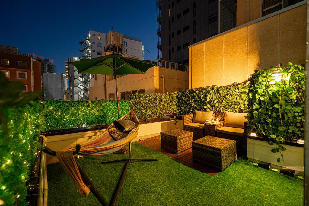 a garden with a hammock and a couch and sidx sidx sidx at 秋 5GWIFI*東京千代田区皇居1km~King BLdg. in Tokyo